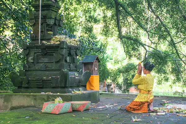 Tirta Empul Tampaksiring | Bali | Indonesië Bidden bij een van de kleine schrijnen van Tirta Empul Tampaksiring