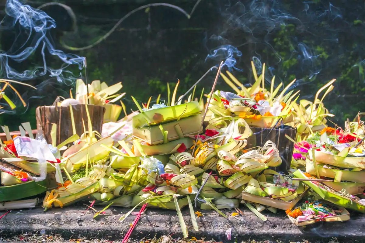 Tirta Empul Tampaksiring | Bali | Indonesië Offers met wierook bij Tirta Empul Tampaksiring