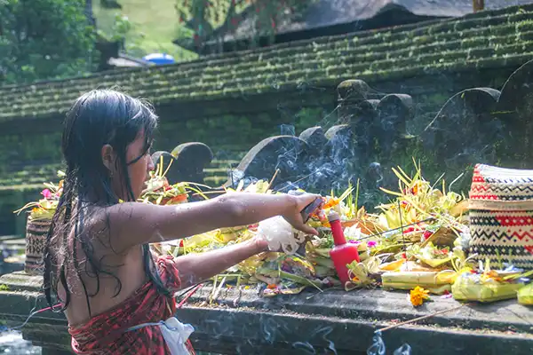 Tirta Empul Tampaksiring | Bali | Indonesië Meisje met offers bij Tirta Empul Tampaksiring