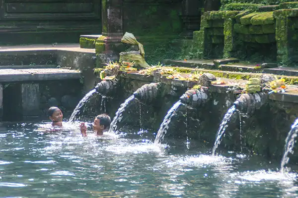 Tirta Empul Tampaksiring | Bali | Indonesië Baden in heilig water bij Tirta Empul Tampaksiring