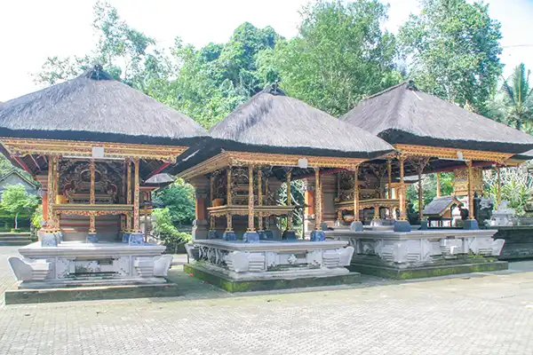 Tirta Empul Tampaksiring | Bali | Indonesië Kleine tempels bij Tirta Empul Tampaksiring