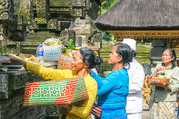 Tirta Empul Tampaksiring | Bali | Indonesië Vrouwen met offers bij Tirta Empul Tampaksiring