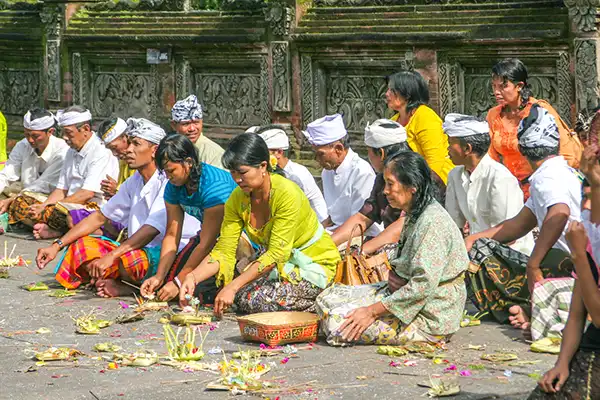 Tirta Empul Tampaksiring | Bali | Indonesië Biddende groep mensen bij Tirta Empul Tampaksiring