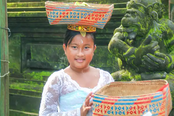 Tirta Empul Tampaksiring | Bali | Indonesië Meisje met offers bij Tirta Empul Tampaksiring