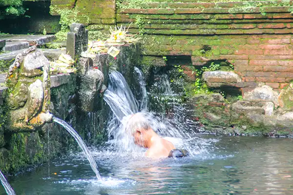 Tirta Empul Tampaksiring | Bali | Indonesië Baden in heilig water bij Tirta Empul Tampaksiring